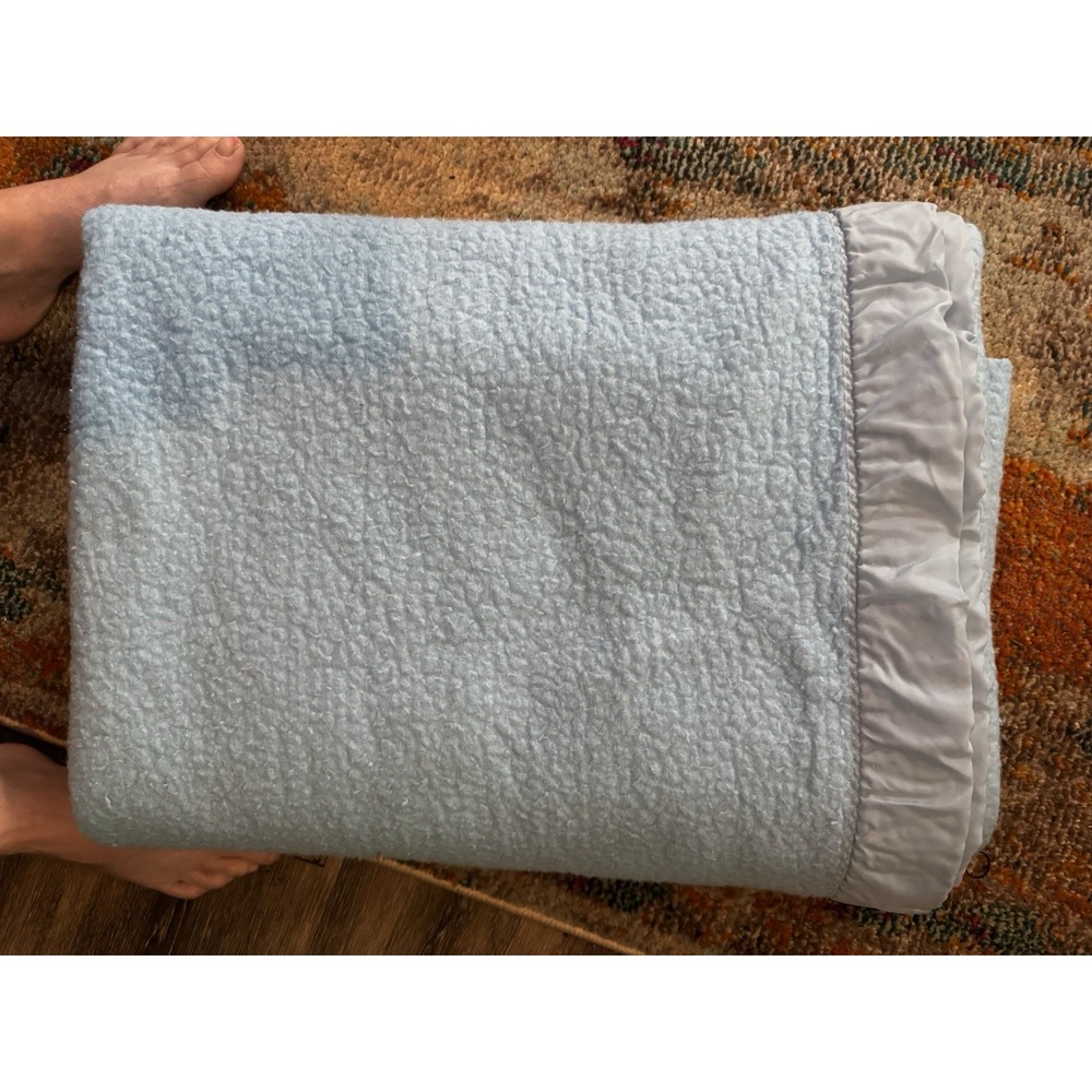 VTG Light Blue 100% Acrylic Thermal Blanket Satin Trimmed Edges 64 X 88 EUC